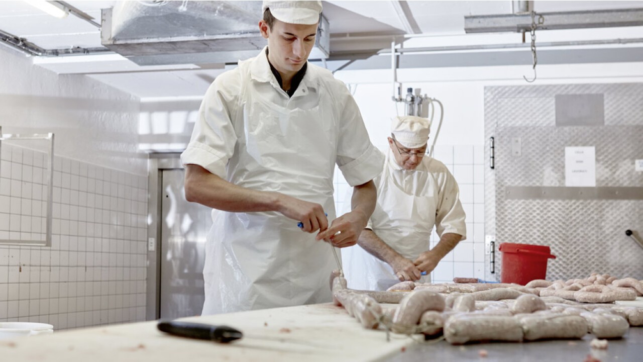 Fabriquer de la charcuterie. Les bouchers-charcutiers confectionnent des produits de charcuterie ou de salaison selon différentes techniques et en utilisant des épices et des additifs.  Copyright SDBB | CSFO, Viola Barberis