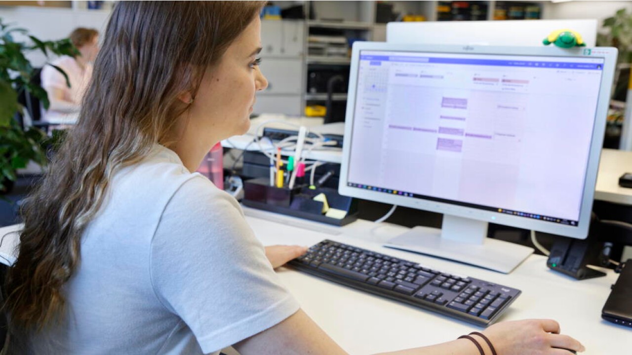  Communication écrite. Lettre, e-mail ou discussion en ligne: les employés de commerce trouvent le ton juste et rédigent sans fautes.  Copyright SDBB | CSFO, Iris Krebs