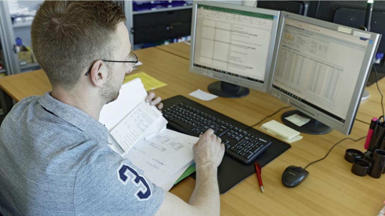  Travail à l’ordinateur. Traitement de données, envoi de factures ou impression de documents: ces tâches courantes exigent une certaine aisance dans l’utilisation de programmes informatiques.  Copyright SDBB | CSFO, Iris Krebs de programmes informatiques.  Copyright SDBB | CSFO, Iris Krebs