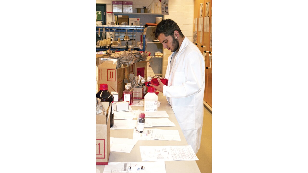 Logisticien au magasin de chimie