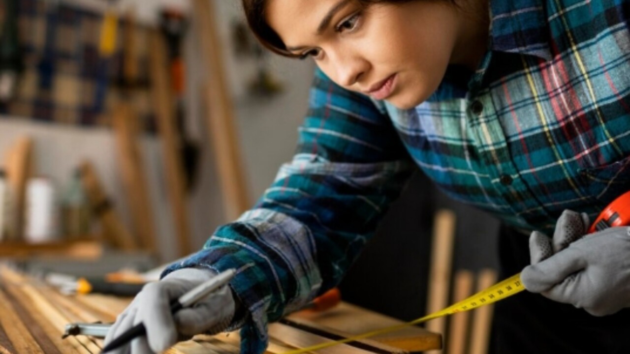 L’ébéniste fabrique et restaure des meubles en bois avec un savoir-faire artisanal et des finitions soignées.
