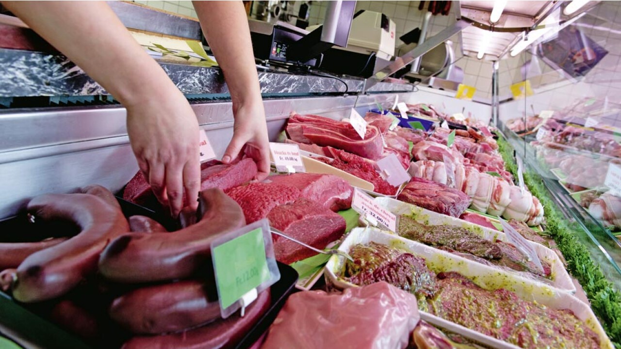  Garnir les présentoirs. L’appétit passe aussi par le regard: les aliments doivent non seulement être savoureux et de qualité, mais également joliment présentés en vitrine.  Copyright SDBB | CSFO, Thierry Porchet