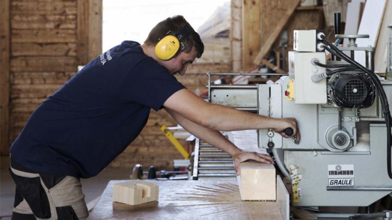 Sculpter le bois et façonner l'avenir. 