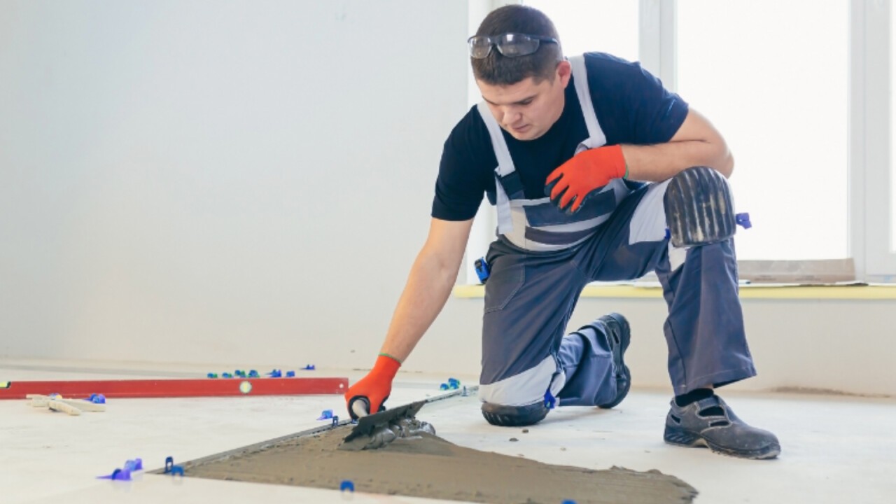 Le·la carreleur·euse pose des carreaux avec précision, créant des finitions esthétiques et durables pour les sols et les murs.