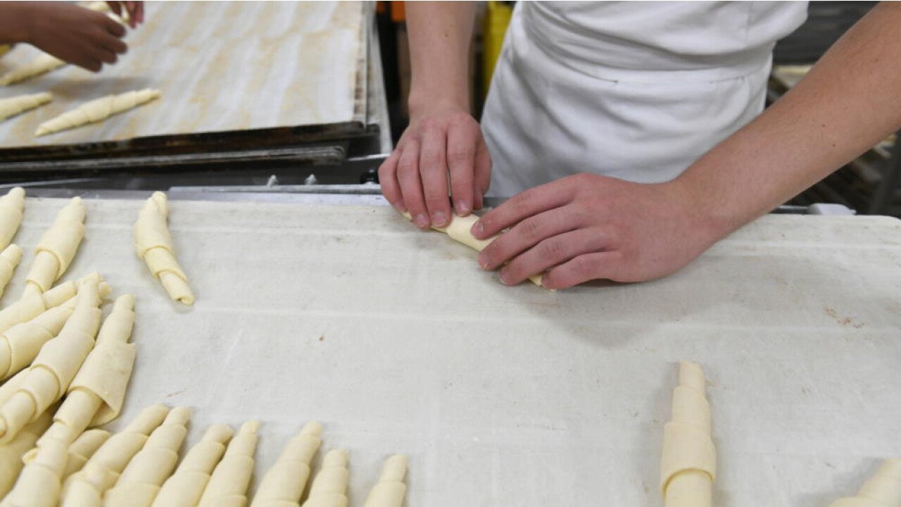  Pétrir et façonner la pâte  Après le pétrissage (souvent mécanique), la pâte est façonnée à la main. Obéissant à différentes étapes, cette tâche exige beaucoup de doigté.  Copyright SDBB | CSFO, Thierry Parel