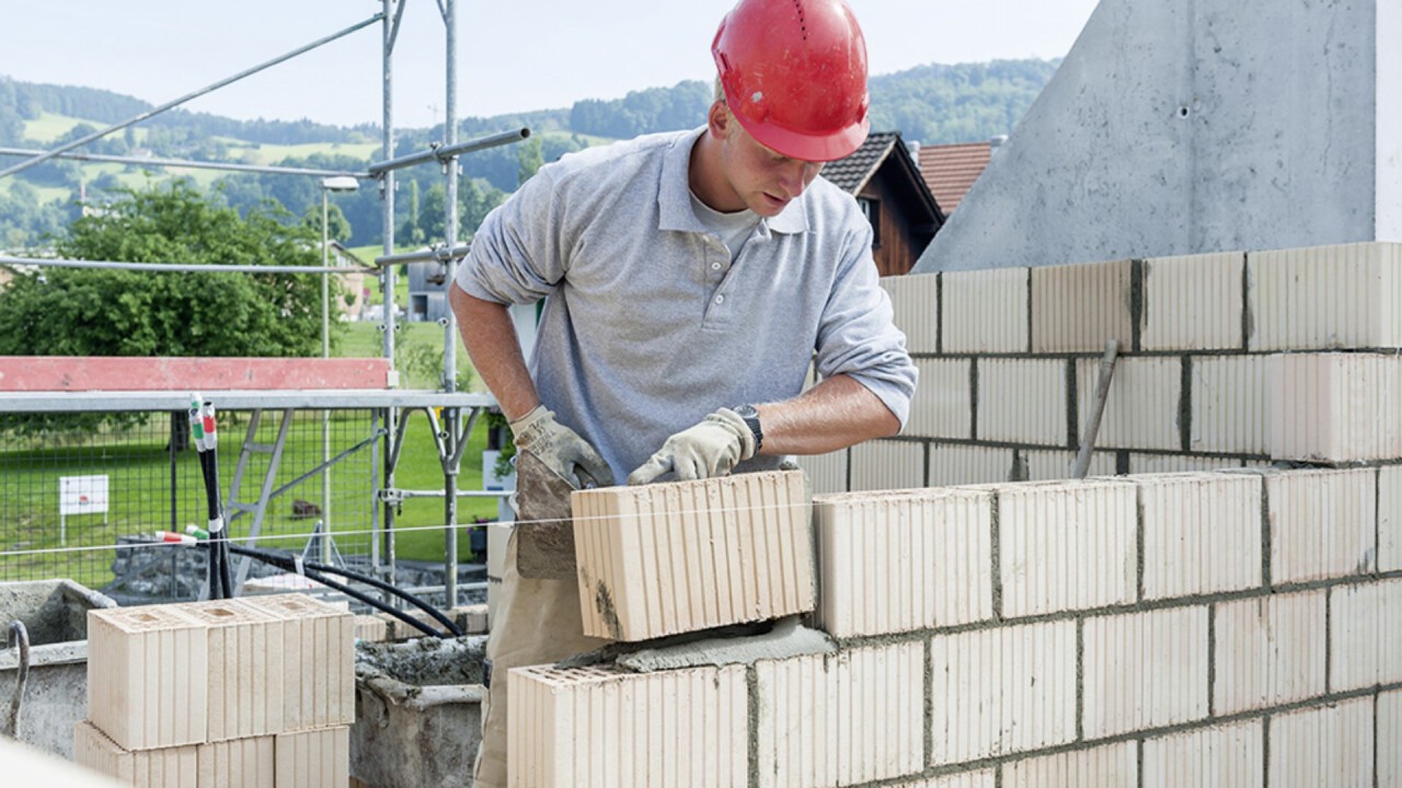 Le maçon bâtit les fondations et toutes les structures essentielles, assurant ainsi la solidité et la durabilité des bâtiments.