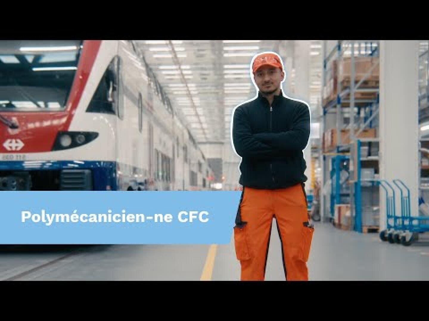 Une personne portant des vêtements de travail orange et une casquette rouge se tient debout, les bras croisés, dans une installation d'entretien des trains. Le Polymécanicien-ne CFC apparaît dans une boîte bleue à gauche. Des trains et du matériel sont visibles à l'arrière-plan.