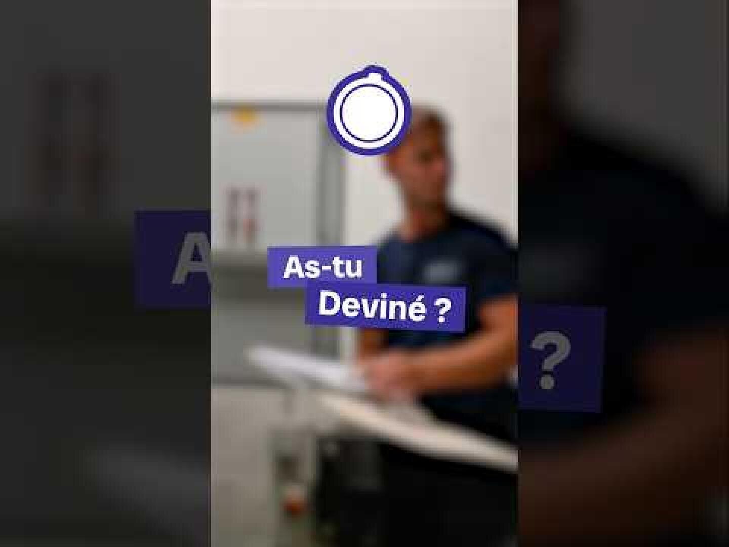 Une personne vêtue d'un t-shirt foncé tenant des feuilles, sur laquelle sont superposés une icône circulaire et le texte As-tu deviné ?.