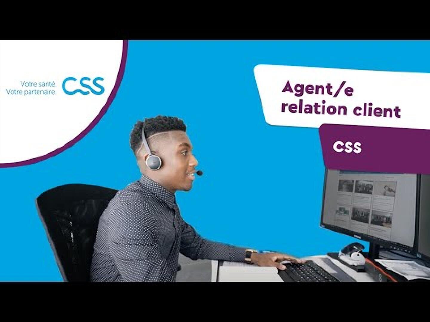 Un agent du service clientèle portant un casque est assis à un bureau et travaille sur un ordinateur. Le texte indique Agent/e relation client CSS sur un fond bleu avec le logo CSS dans le coin supérieur gauche.