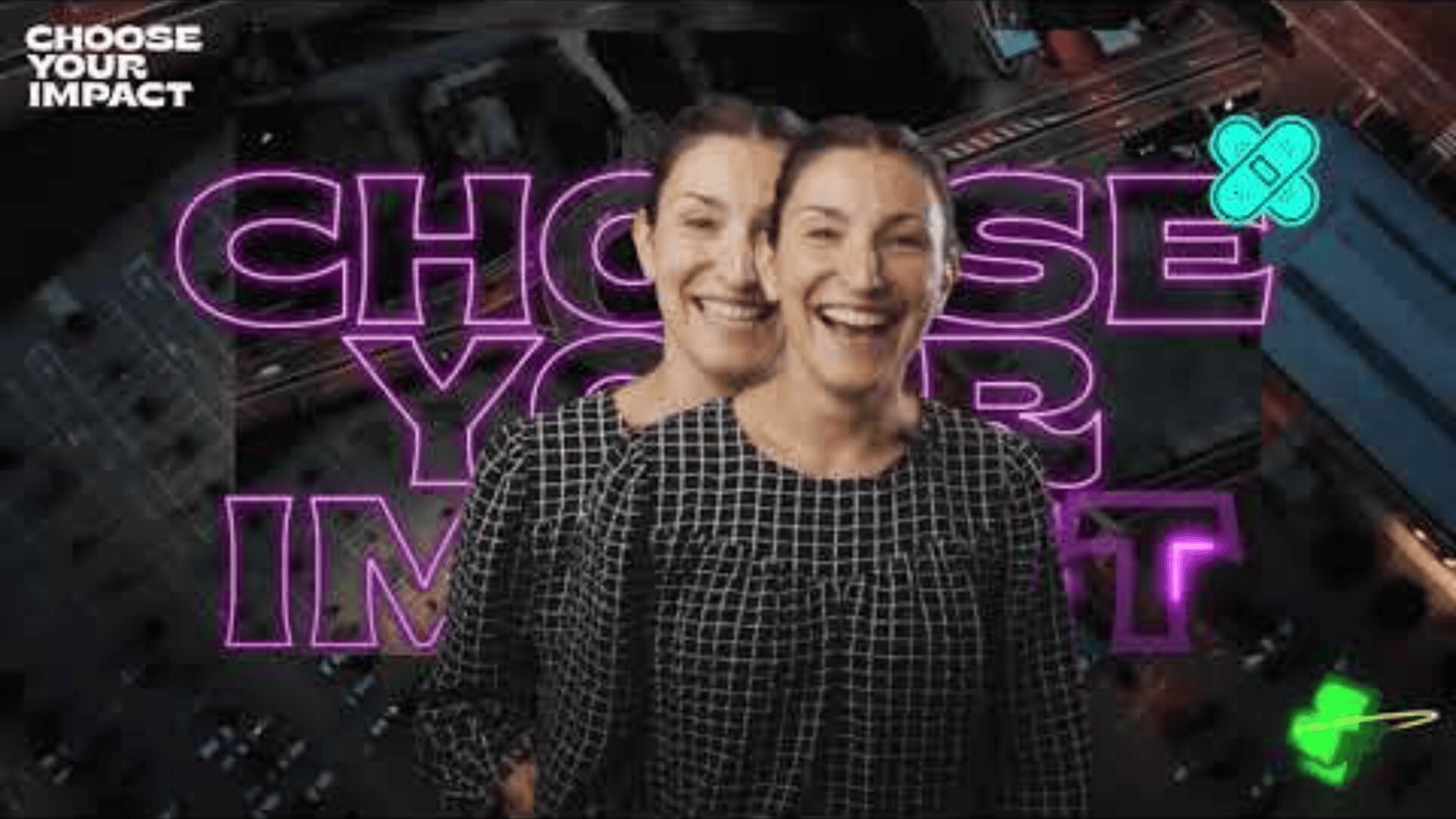 Deux femmes, souriantes et vêtues de hauts à carreaux noirs et blancs, se tiennent devant un grand texte violet fluo indiquant CHOISISSEZ VOTRE IMPACT. L'arrière-plan est sombre, avec des lumières de ville et des logos dans les coins.
