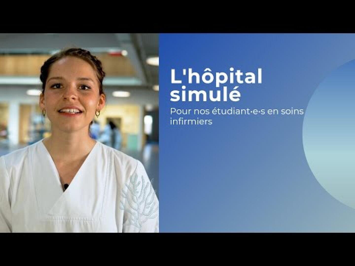 Une femme en uniforme blanc sourit dans un hôpital. À côté d'elle, un texte sur fond bleu indique : Lhôpital simulé. Pour nos étudiant(e)s en soins infirmiers.
