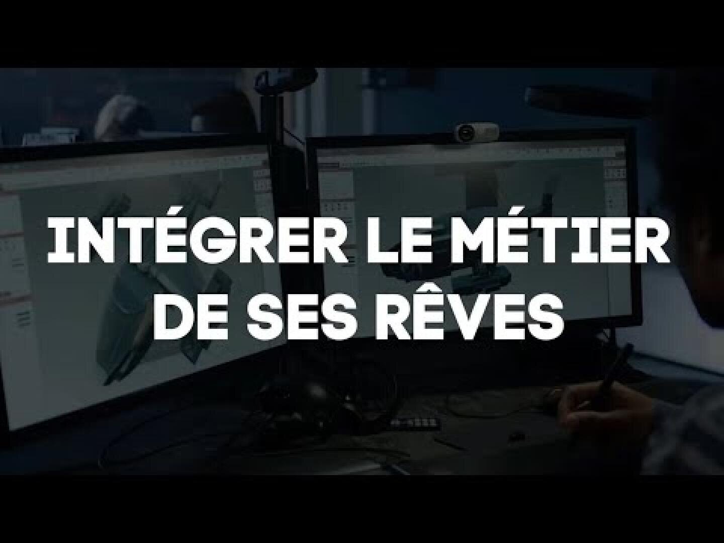 Deux écrans d'ordinateur affichent des modèles en 3D, tandis qu'une personne travaille au bureau. Un texte en gras et en blanc indique en français : INTÉGRER LE MÉTIER DE SES RÊVES.