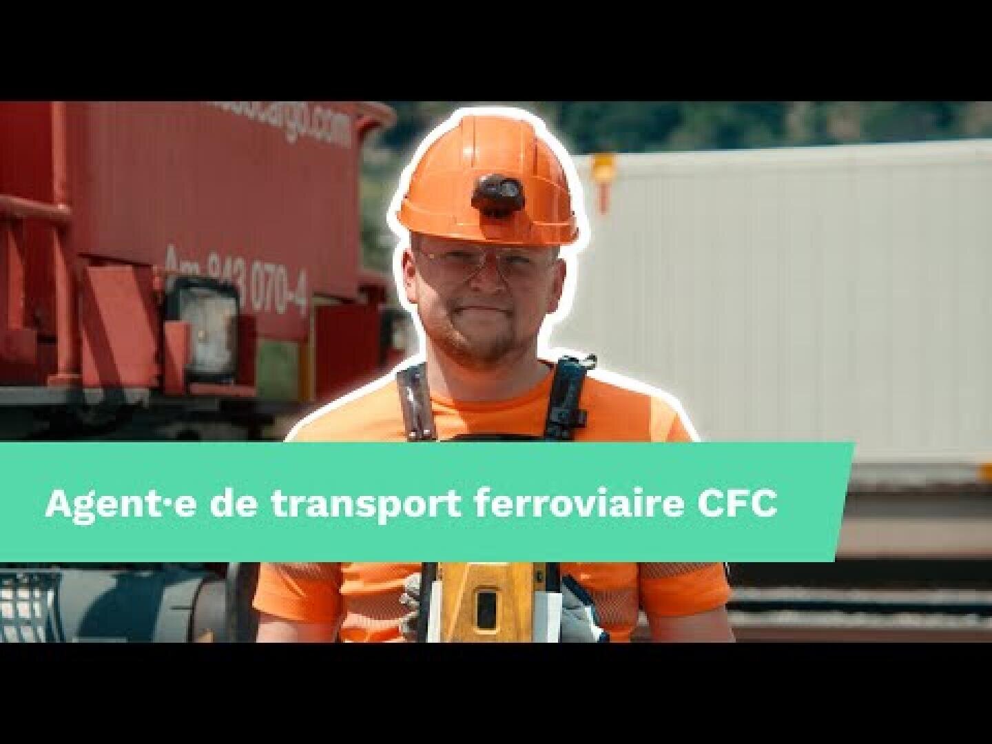Un cheminot portant un casque et un uniforme orange se tient à l'extérieur, près d'un train, avec le texte Agent-e de transport ferroviaire CFC affiché en travers de l'image.