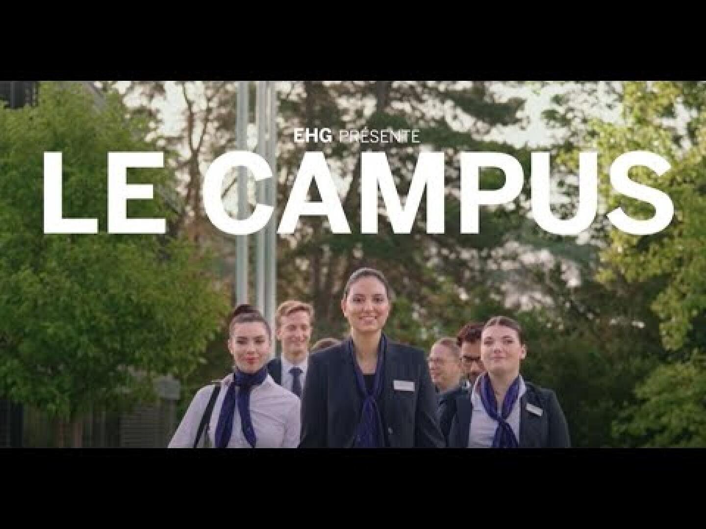 Un groupe de personnes en tenue professionnelle marche en plein air, avec des arbres en arrière-plan. Une grande inscription blanche indique : « EHG PRÉSENTE LE CAMPUS… ».