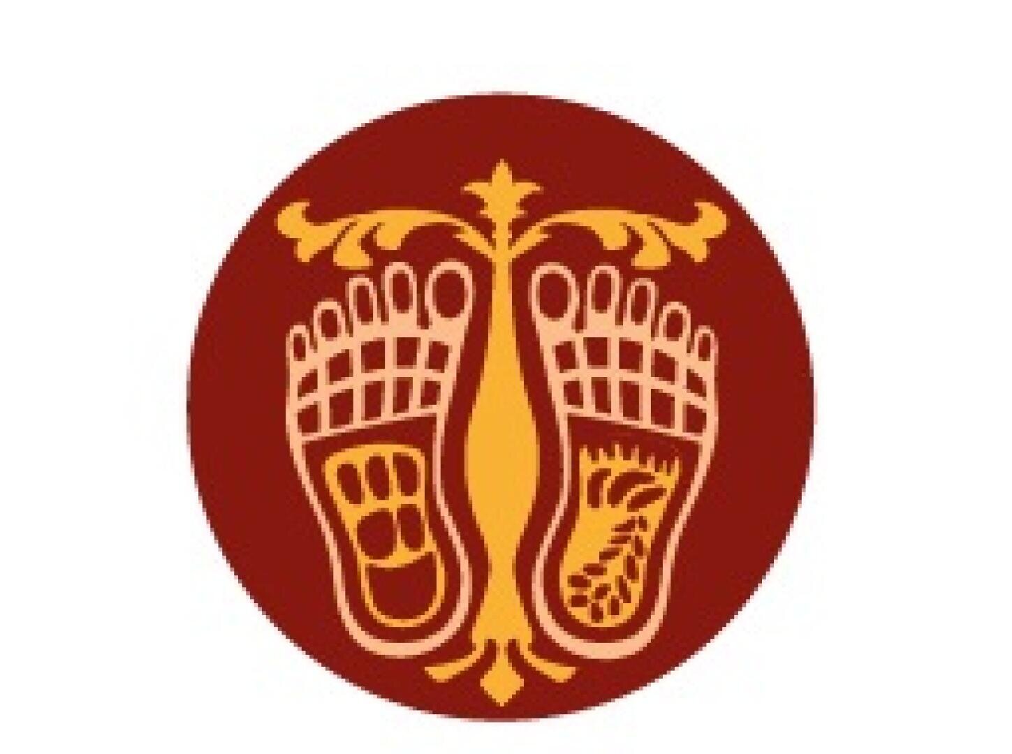 Une image stylisée représentant deux empreintes de pas jaunes ornées de motifs décoratifs, tournées vers le haut et se touchant au niveau des talons, sur fond circulaire bordeaux.