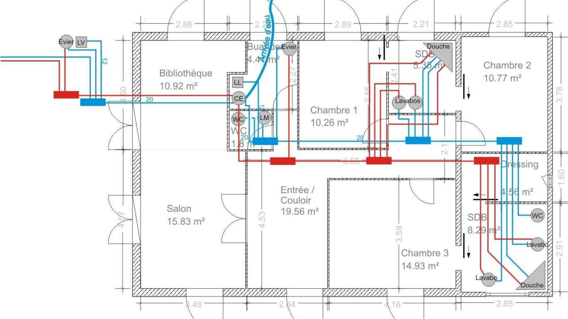 Schéma de plomberie d'un plan de maison montrant des pièces étiquetées en français, notamment Salon, Bibliothèque, Chambres, Dressing et salles de bains. Les lignes rouges et bleues indiquent les conduites d'eau chaude et d'eau froide et les raccordements aux appareils sanitaires.