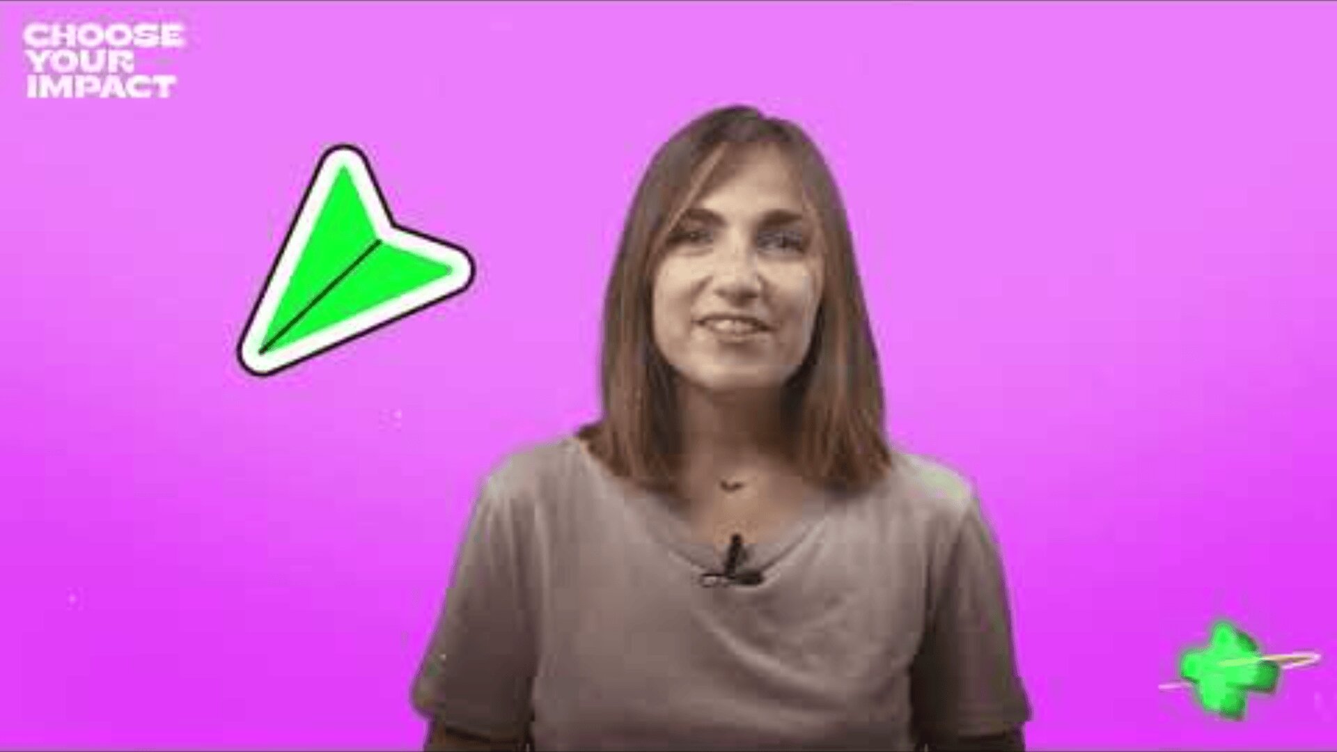 Une femme aux cheveux bruns mi-longs se tient devant un fond rose vif avec un texte blanc indiquant CHOOSE YOUR IMPACT. Un grand avion en papier vert apparaît à côté d'elle.