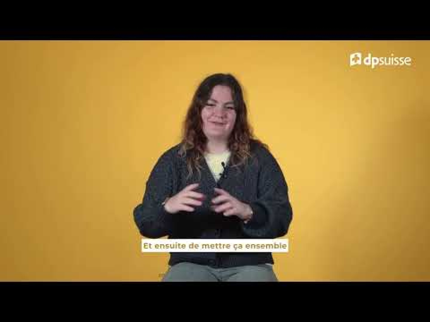 Une femme aux cheveux ondulés est assise et fait des gestes de la main devant un fond jaune. Le logo dpsuisse apparaît en haut à droite, et les sous-titres français sont affichés en bas.