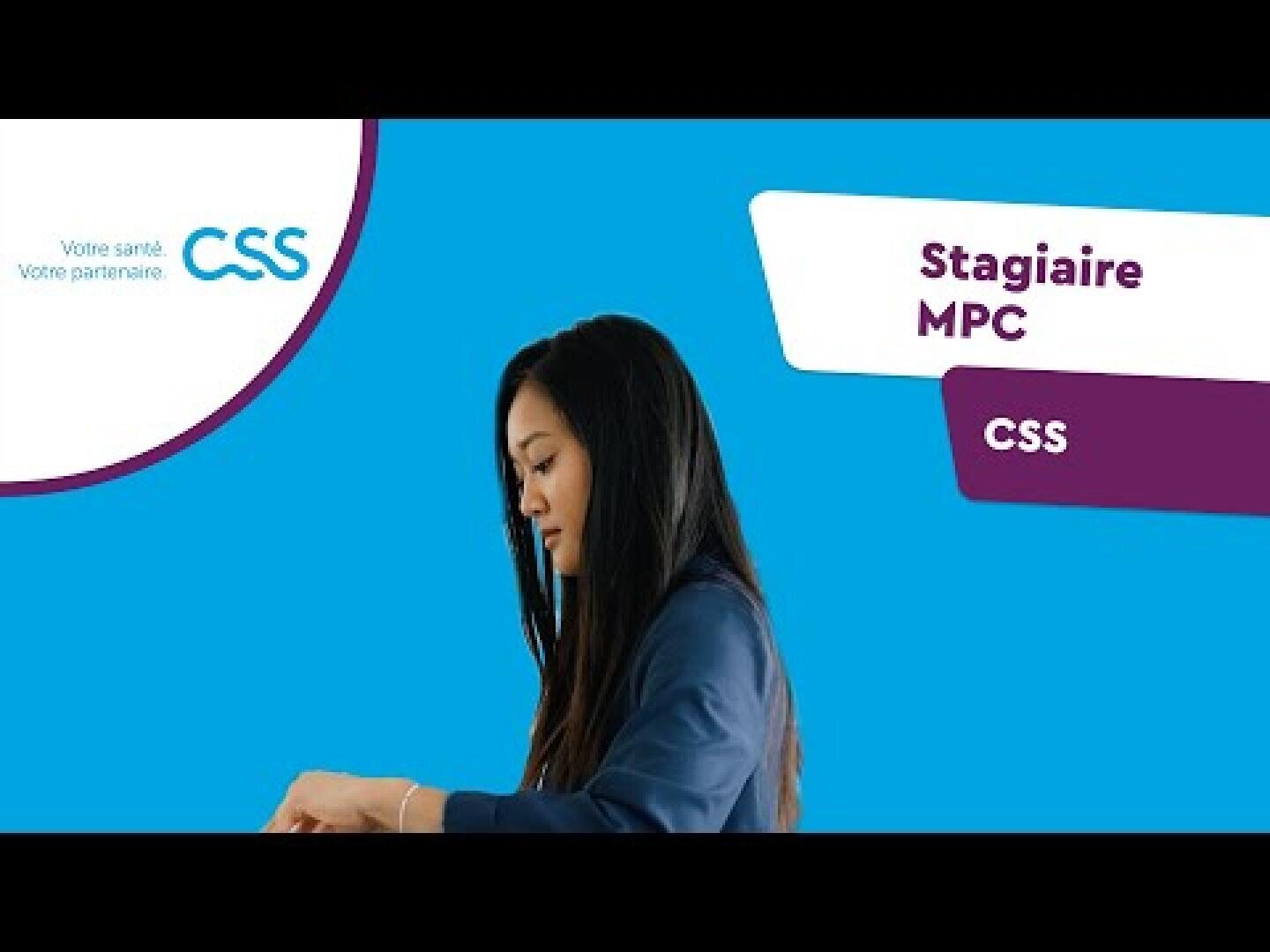 Une femme aux longs cheveux noirs tape sur un clavier sur un fond bleu. Le texte indique Stagiaire MPC et CSS. Le logo de la CSS et le slogan Votre santé. Votre partenaire apparaissent dans le coin supérieur gauche.