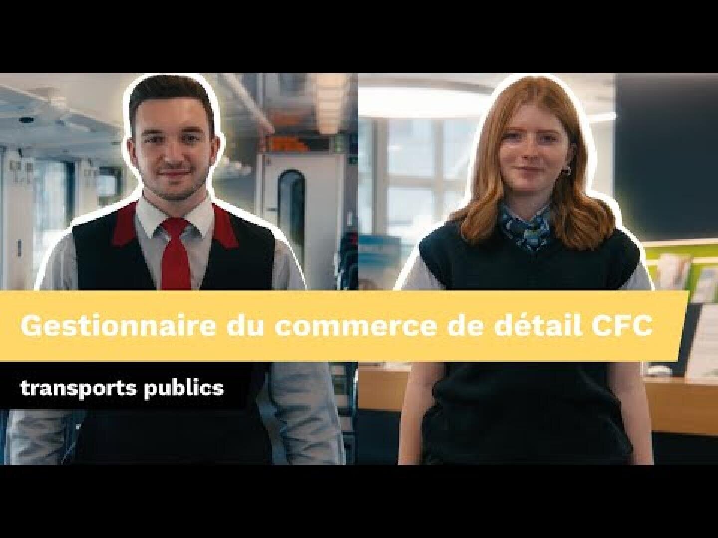 Deux employés des transports publics, un homme et une femme, se tiennent à l'intérieur, tous deux portant des uniformes. Le texte superposé en français se lit comme suit : "Gestionnaire du commerce de détail CFC" et "transports publics" : "Gestionnaire du commerce de détail CFC" et "transports publics".