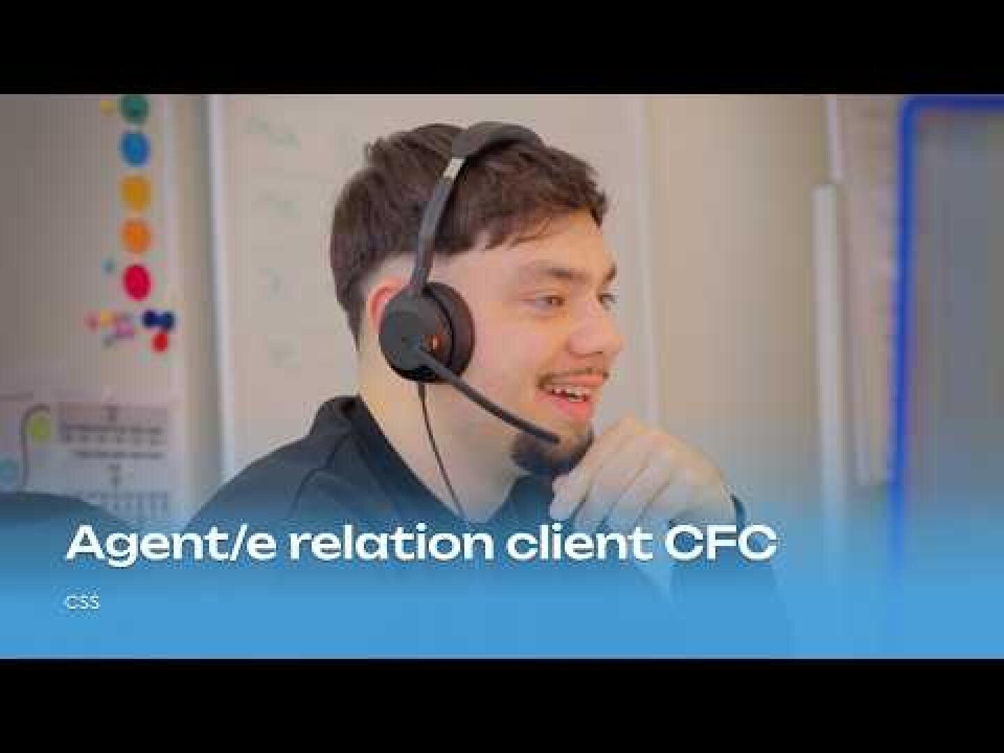 Une personne souriante, équipée d'un casque, prend la parole, assise à un bureau avec un tableau blanc en arrière-plan. Le texte en bas indique : « Agent/e en relation avec le client CFC… ».