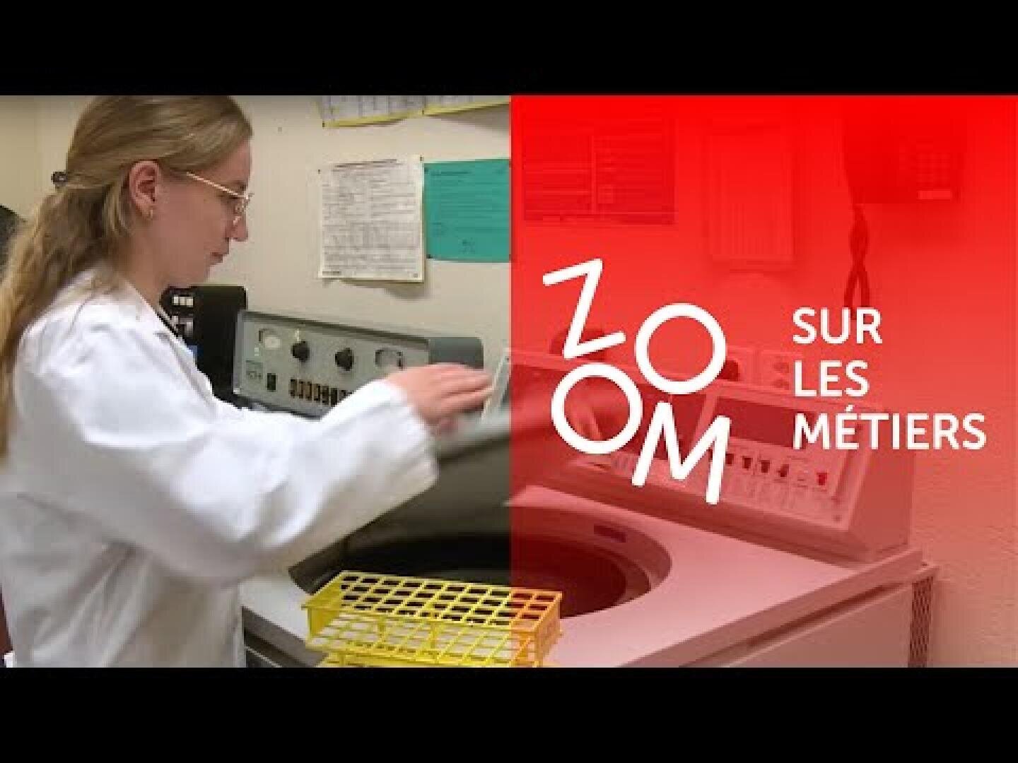 Une personne en blouse utilise du matériel de laboratoire à côté d'une étagère jaune. Un texte sur fond rouge indique : ZOOM SUR LES MÉTIERS.