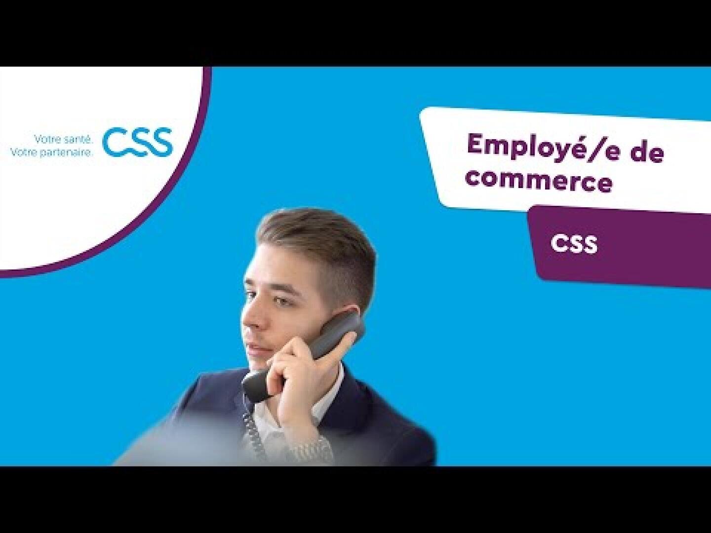 Un jeune homme en tenue de travail parle au téléphone sur un fond bleu. Le texte indique Employé/e de commerce et CSS avec le logo CSS et le slogan Votre santé. Votre partenaire. dans le coin supérieur gauche.