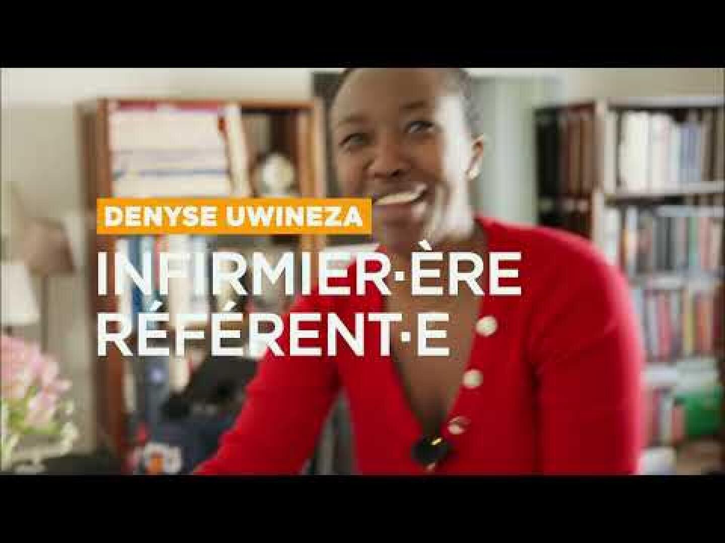 Une personne souriante vêtue d'un haut rouge se tient dans une pièce avec des étagères. Le texte superposé est le suivant : "Denyse Uwineza, Infirmier-ère Référent-e : Denyse Uwineza, Infirmier-ère Référent-e.