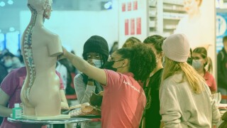 Travailler avec les personnes, guider, conseiller, superviser, enseigner